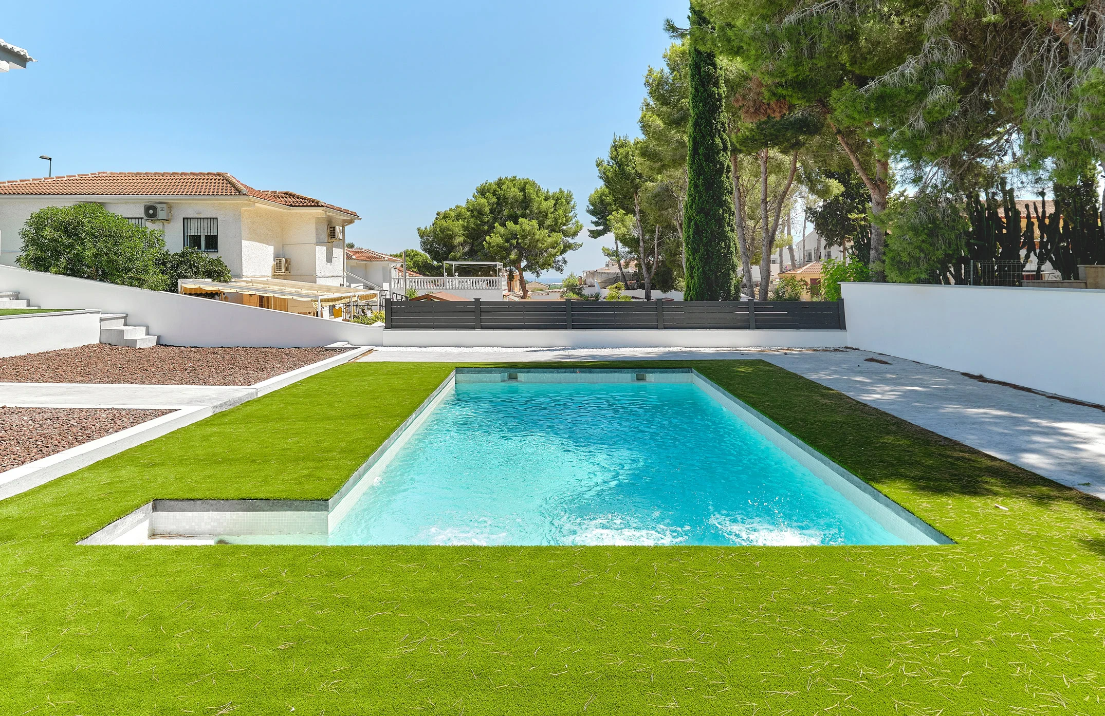 How Florida Homeowners Are Using Synthetic Turf Around Pools, Patios, and Entertaining Areas How Florida Homeowners Are Using Synthetic Turf Around Pools, Patios, and Entertaining Areas