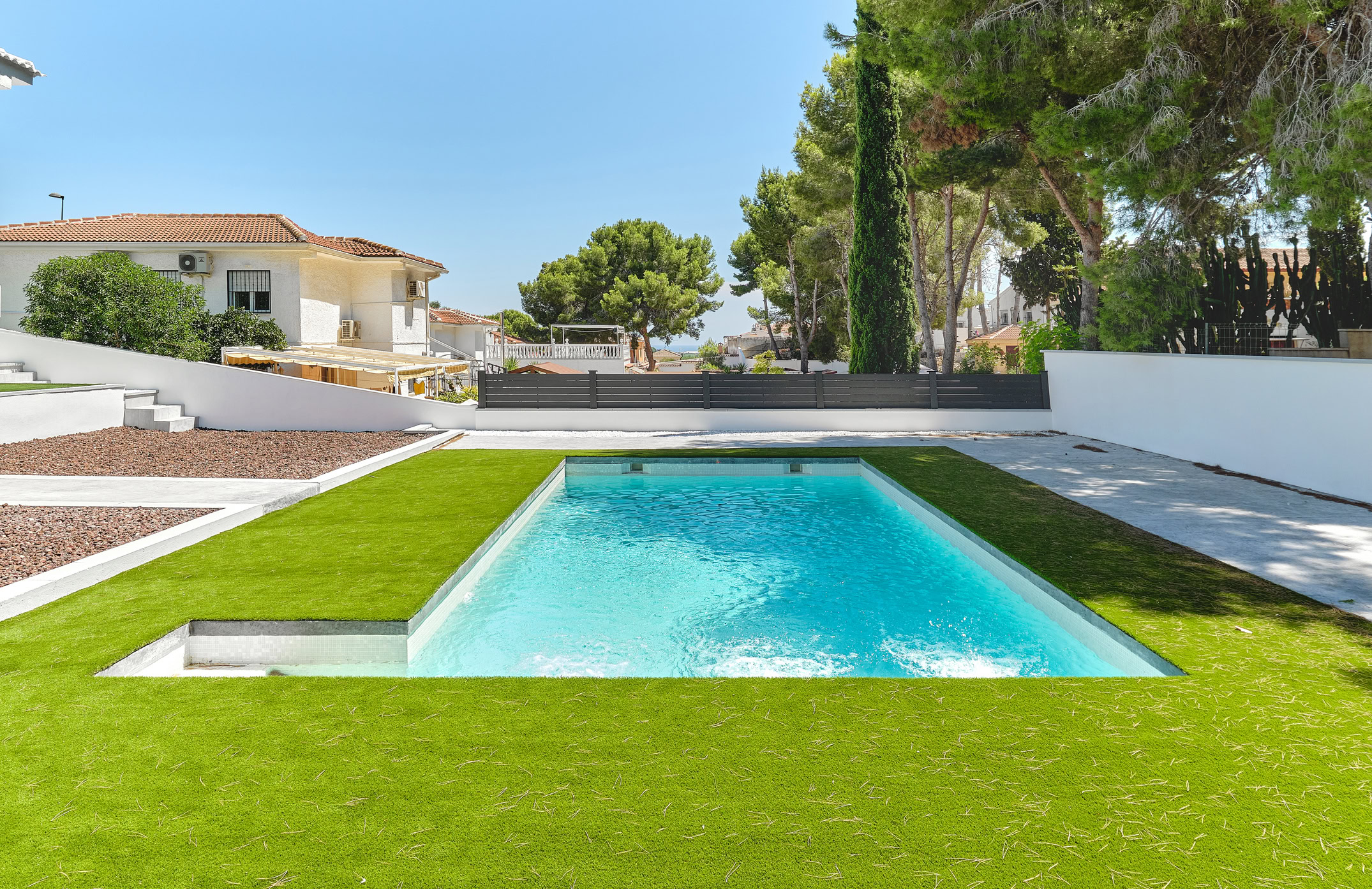 How Florida Homeowners Are Using Synthetic Turf Around Pools, Patios, and Entertaining Areas